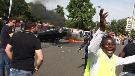 La porte Maillot &agrave; Paris bloqu&eacute;e par les taxis en gr&egrave;ve le 25 juin 2015. (SEVGI / SIPA)