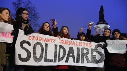 Dans la foule pr&eacute;sente place de la R&eacute;publique, des &eacute;tudiants journalistes se proclamaient "Solidaires". (DOMINIQUE FAGET / AFP)