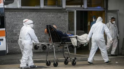 Des brancardiers emmènent un patient dans la zone de pré-triage, aux urgences de l'hopital Cardarelli, à Naples, en Italie, le 12 novembre 2020. (FILIPPO MONTEFORTE / AFP)