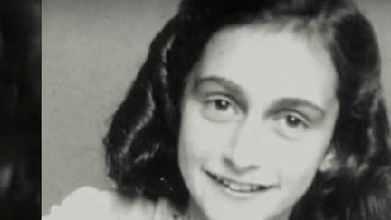 Tout le monde connaît l’histoire d’Anne Frank à travers la publication de son journal racontant sa vie et celle de sa famille, morte dans les camps nazis.&nbsp;Mais qui a dénoncé l'adolescente en 1944 ?&nbsp;Une enquête oriente la piste vers un notaire juif qui les aurait livrés pour sauver sa propre famille. (CAPTURE D'ÉCRAN FRANCE 3)