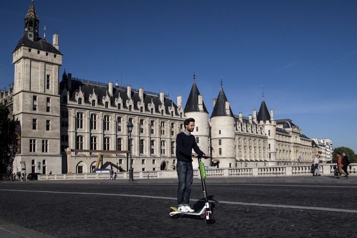 Les trottinettes électriques ne pourront plus circuler sur les trottoirs. (CHRISTOPHE ARCHAMBAULT / AFP)