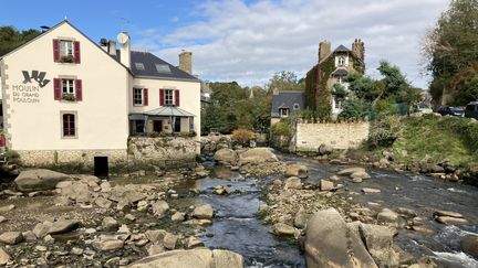 La rivière Aven traverse Pont-Aven, se transformant d’une rivière capricieuse en paisible estuaire remonté par les marées et quelques bateaux de plaisance.&nbsp; (INGRID POHU / RADIO FRANCE)