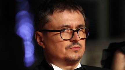 Cristian Mungiu, réalisateur de "R.M.N.", reste concentré jusqu'au bout sans se laisser submerger par ses émotions.&nbsp; (GUILLAUME HORCAJUELO / EPA)