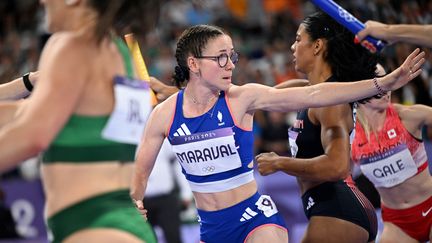 Louise Maraval en finale du relais 4x400 m féminin, le 10 août 2024 au Stade de France. (KIRILL KUDRYAVTSEV / AFP)