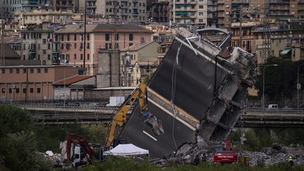 Le&nbsp;viaduc Morandi s'est effondré mardi 14 août 2018 à Gênes. (MARCO BERTORELLO / AFP)