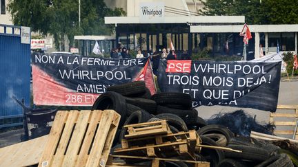 Des barricades installées par les salariés à l'entrée de l'usine Whirlpool d'Amiens, en avril 2017. (DENIS CHARLET / AFP)