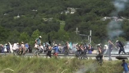 L'association écologiste Les Soulèvements de la Terre est dans le viseur du gouvernement depuis la manifestation de Sainte-Soline, dans les Deux-Sèvres, qui avait dégénéré en mars dernier. Le ministre de l'Intérieur Gérald Darmanin veut dissoudre le mouvement. (FRANCEINFO)