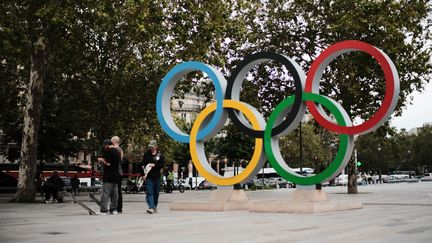 Les anneaux olympiques, symbole des Jeux Olympiques de Paris 2024, sur la place de la République, à Paris, le 9 septembre 2024. (XOSE BOUZAS / AFP)