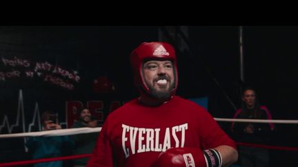 Challenger est une comédie qui sera à l’affiche mercredi prochain au cinéma. Il s’agit de l’histoire d’un malentendu : un boxeur amateur est propulsé sur le ring face à un véritable champion. Il devient alors un héros malgré lui. (France 2)