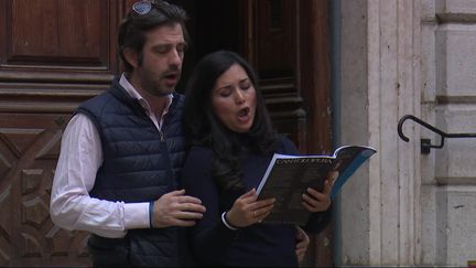 Pour ce couple de chanteurs d'opéra, la rue est devenue leur scène.&nbsp; (B.Bonte / France Télévisions)