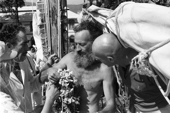 Le navigateur solitaire Bernard Moitessier arrive, barbu, à bord de son bateau, le "Joshua", à Tahiti le 25 juin 1969, pour sa première escale après 10 mois de course autour du monde sans escale.

 (AFP)