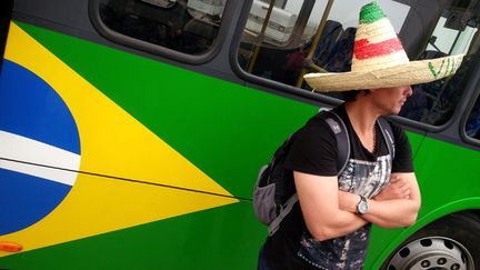  (Un supporter mexicain avec un joli sombrero vient assister au match face au Cameroun © REUTERS)