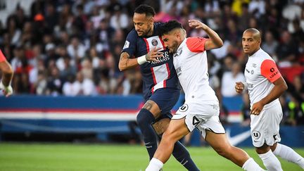 Neymar et Jordan Ferri au duel lors de PSG-Montpellier, au Parc des Princes, le 13 août 2022. (MATTHIEU MIRVILLE via AFP)