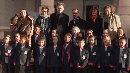 À partir du lundi 26 février, plus de 700 élèves de quatre écoles de Béziers, dans l'Hérault, doivent porter l'uniforme dans leurs établissements. Emmanuel Macron envisage de rendre obligatoire l'uniforme sur l'ensemble du territoire national en 2026, si l'expérimentation est concluante. (franceinfo)