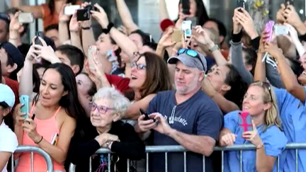 Des regards qui scrutent le viseur du téléphone portable et si peu qui observent vraiment ce qui se passe...
 (France 2 Culturebox (capture vidéo))