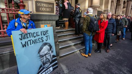 Une foule attend pour rentrer dans la Cour suprême australienne pour le procès du cardinal George Pell, à Melbourne, le 21 août 2019. (ASANKA BRENDON RATNAYAKE / AFP)