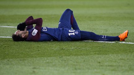 L'attaquant du PSG, Neymar, au sol après sa blessure contre Marseille en ligue 1, le 25 février 2018. (AFP)