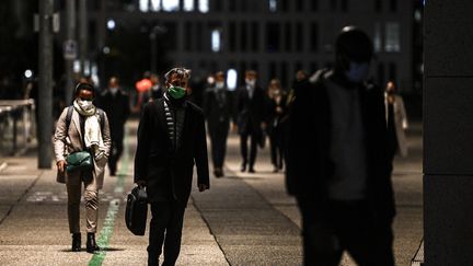 Des passants à la Défense, le 21 octobre 2020.&nbsp; (CHRISTOPHE ARCHAMBAULT / AFP)