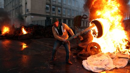 Un manifestant devant la pr&eacute;fecture de Saint-L&ocirc;&nbsp;(Manche), le matin du 19 ao&ucirc;t 2015. (CHARLY TRIBALLEAU / AFP)