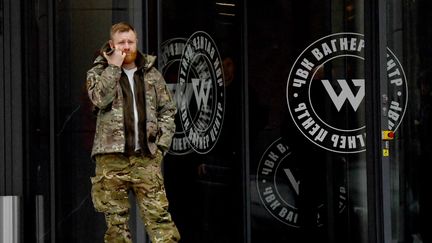 L'entrée du centre Wagner à Saint-Pétersbourg, en Russie. (OLGA MALTSEVA / AFP)