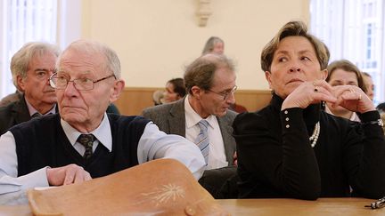 Les parents de Vincent Lambert, Pierre et Viviane Lambert, au tribunal administratif de Ch&acirc;lons-en-Champagne (Marne),&nbsp;le 15 janvier 2014. (HERVE OUDIN / AFP)