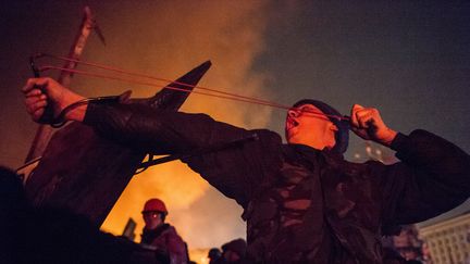 Un manifestant hostile au r&eacute;gime affronte la police &agrave; Kiev (Ukraine), le 20 f&eacute;vrier 2014. (DMITRY SEREBRYAKOV / AFP)