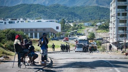 Un homme de 38 ans, petit cousin d'un dirigeant kanak de Nouvelle-Calédonie, a été tué dans un échange de tirs mercredi 10 juillet, à l'est de Nouméa. (Illustration) (DELPHINE MAYEUR / AFP)