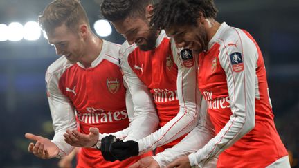 L'attaquant français d'Arsenal, Olivier Giroud (au centre), ici montrant sa joie avec ses coéquipiers d'Arsenal.