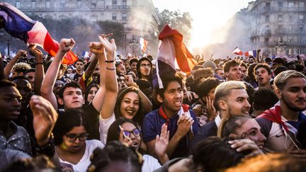 Des supporters de l'équipe de France assistent à la demi-finale de la Coupe du monde entre la France et la Belgique (1-0), devant l'Hôtel de ville de Paris, le 10 juillet 2018. (YANN CASTANIER / HANS LUCAS / AFP)