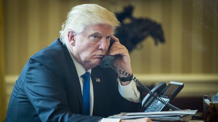 Le président des États-Unis Donald Trump au téléphone avec Vladimir Poutine, le 28 janvier 2017. (PETE MAROVICH / PETE MAROVICH - POOL VIA CNP)