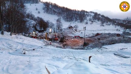 Le site de l'hôtel dévasté par une avalanche près de Farindola, dans le centre de l'Italie, le 25 janvier 2017. (LORENZO NATRELLA / AFP)