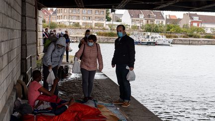 Une distribution de repas aux migrants par les députés de la France insoumise pour manifester contre l'interdiction de distribuer des repas aux migrants dans une partie de la ville, le 25 septembre 2020, à Calais.&nbsp; (MAXPPP)