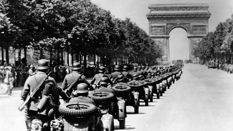 &nbsp; (L'armée allemande remonte les Champs Élysées en side-cars. 1940 © Maxppp)