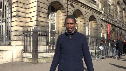 Ousmane Baldé devant le palais de justice de Paris. (FARIDA NOUAR / RADIO FRANCE)