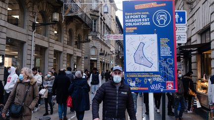 Des passants dans la rue Sainte-Catherine de Bordeaux (Gironde), le 27 décembre 2021. (VALENTINO BELLONI / HANS LUCAS via AFP)