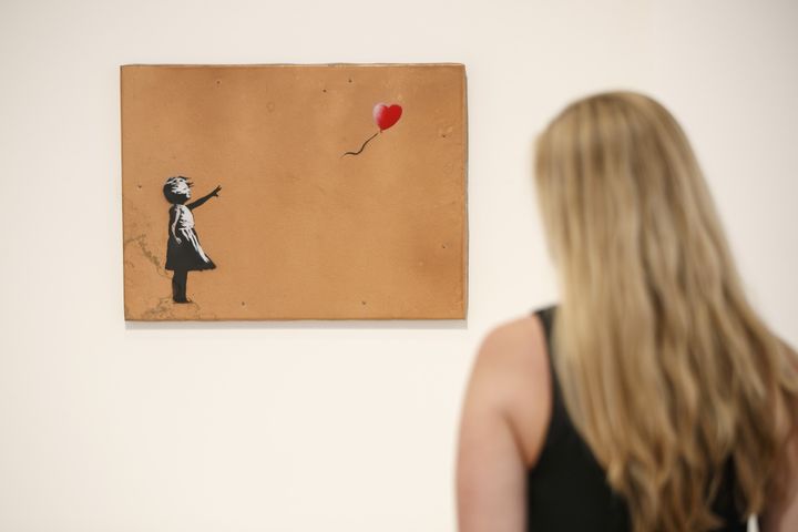 "Girl with Balloon" de Banksy, galerie Lazinc.
 (TOLGA AKMEN / AFP)