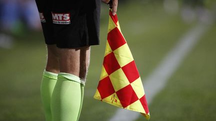 Un arbitre le long de la ligne de touche, drapeau en main, lors du match Union Espanola-O'Higgins au Chili, le 8 octobre 2022. (JONNATHAN OYARZUN / PHOTOSPORT / AFP)