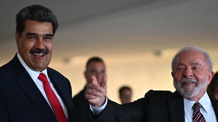 Le président brésilien Luiz Inacio Lula da Silva et le président vénézuélien Nicolas Maduro à Brasilia, le 29 mai 2023, avant un sommet des chefs d'Etats d'Amérique du Sud. (ANDRE BORGES / EFE)