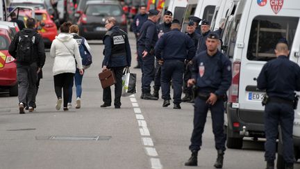 Des policiers près des lieux de la prise d'otages, le 7 mai 2019 à Blagnac (Haute-Garonne). (PASCAL PAVANI / AFP)