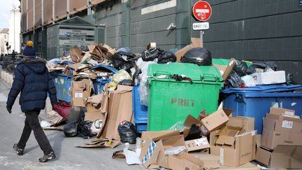 Les ordures s'amoncellent dans les rues d'Avignon, comme ci-contre le 9 février. (MAXPPP)