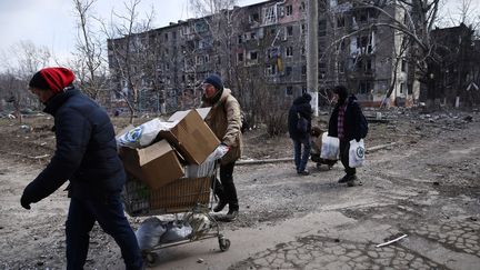 Des civils à Marioupol, dans le sud-est de l'Ukraine, le 18 mars 2022.&nbsp; (MIKHAIL TERESHCHENKO / TASS / SIPA)