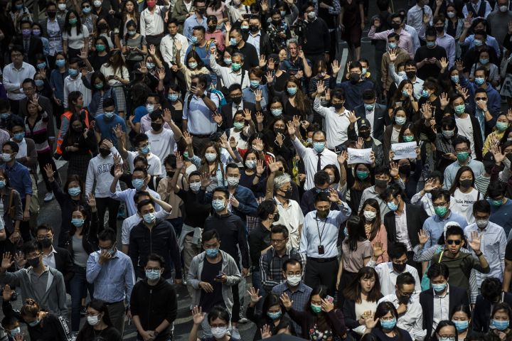 Les employés ont à nouveau rejoint les manifestants hongkongais durant leur pause déjeuner vendredi 15 novembre. (ISAAC LAWRENCE / AFP)