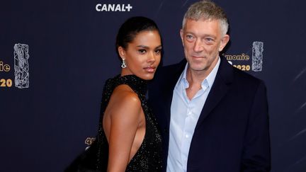 Vincent Cassel pose à côté de sa femme&nbsp;Tina Kunakey. L'acteur est à l'affiche du film&nbsp;d’Olivier Nakache et Éric Toledano, Hors Normes, en lice pour le César du meilleur film. L'acteur espère repartir avec le prix du meilleur acteur.&nbsp; (THOMAS SAMSON / AFP)