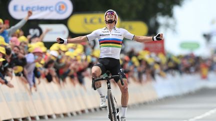 Le 26 juin 2021, Julian Alaphilippe remporte la première étape du Tour de France à Landerneau. (CHRISTOPHE PETIT TESSON / AFP)