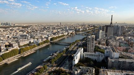 L'ouest de Paris avec la Seine, la Tour Eiffel et une couche de pollution aérienne visible en arrière-plan, le 15 septembre 2020 (THOMAS COEX / AFP)