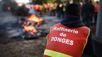 Un salarié de la raffinerie de Donges participe à un blocage pour protester contre la loi Travail, le 24 mai 2016. (JEAN-SEBASTIEN EVRARD / AFP)