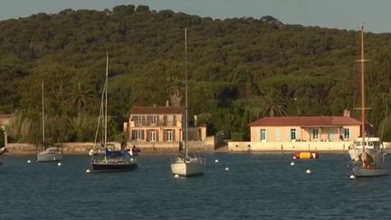 Plus d'une soixantaine d’œuvres diverses s'invitent dans la petite île méditerranéenne. (FRANCE 3)