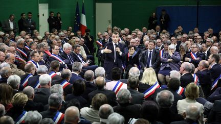 Emmanuel Macron devant 600 maires pour lancer le grand débat national, à Grand Bourgtheroulde, le 15 janvier 2019. (LUDOVIC MARIN / POOL)