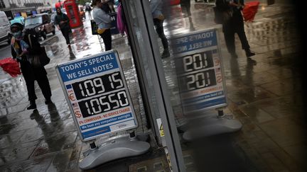 Des passants devant un bureau de change à Londres (Royaume-Uni), le 27 septembre 2022. (DANIEL LEAL / AFP)