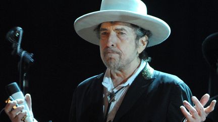 Le chanteur am&eacute;ricain Bob Dylan, l&eacute;gende de la folk music, le 22 juillet 2012 au festival des Vieilles Charrues &agrave; Carhaix-Plouguer (Finist&egrave;re). (FRED TANNEAU / AFP)